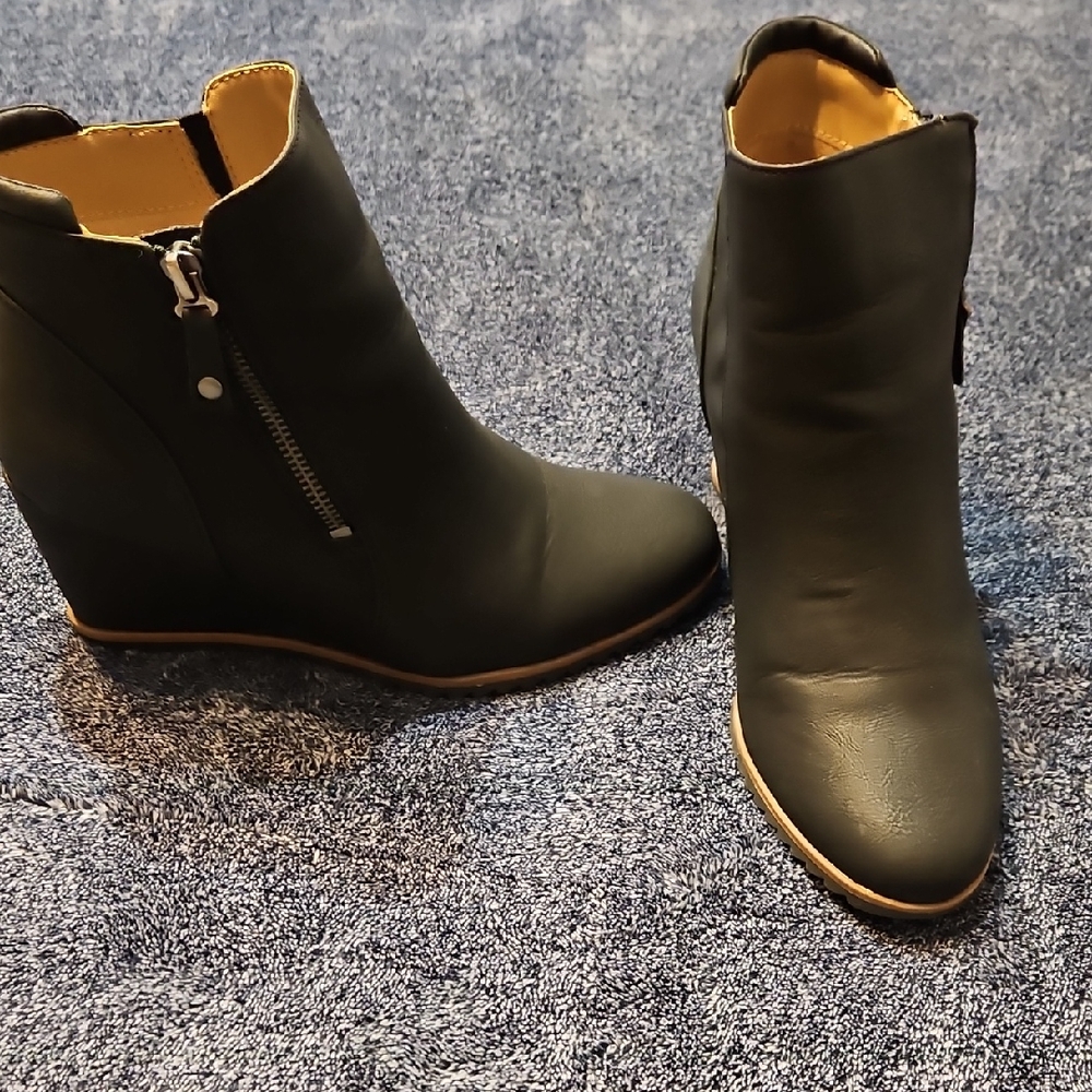 Naturalizer Black Wedge Ankle Booties with Side Zip